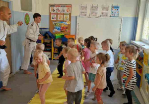 Rozgrzewka na zajęciach Judo
