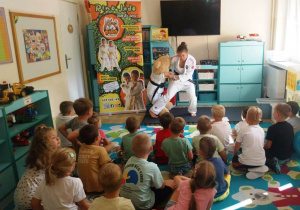 Trenerka Judo prezentuje chwyt