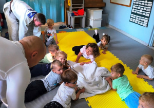 Ćwiczenia ruchowe na macie z trenerami Judo