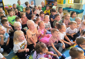 Dzieci pozują do zdjęcia podczas koncertu
