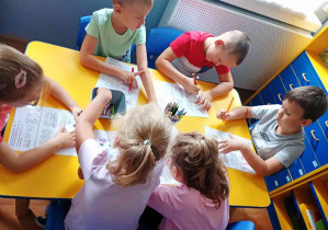 Kolorowanie przez dzieci numerów alarmowych