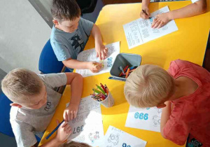 Kolorowanie przez chłopców numerów alarmowych