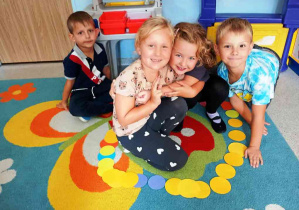 Wspólne zdjęcie dziewczynek i chłopców