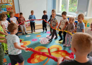 Zabawa w kole z gumą animacyjną