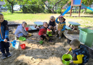 Dzieci bawią się w piaskownicy