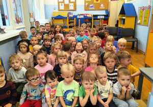 Dzieci na widowni oglądają teatrzyk „Zuzia w zaczarowanej krainie”