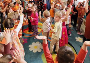 Wspólne tańce na balu jesieni