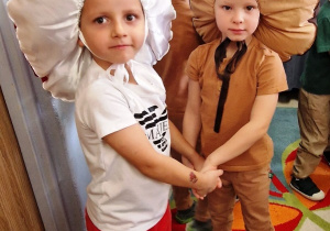 Dzieci przebrane za grzybki