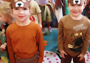 Dzieci w strojach misiów