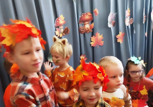 Dzieci na tle dekoracji jesiennej