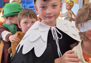 Chłopiec przebrany za ptaka