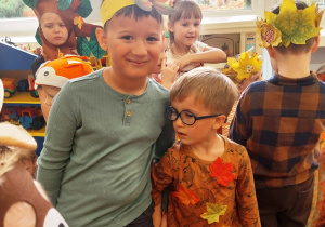 Chłopcy w jesiennych strojach