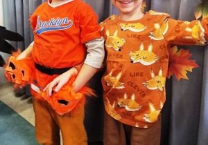 Chłopcy przebrani za liski