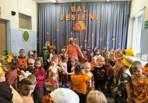 Tańce na balu jesieni