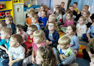 Dzieci oglądają prezentację multimedialną Prawa dziecka