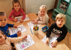 Dzieci kolorują obrazki o prawach dziecka