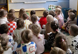 Dzieci oglądają film edukacyjny Dzień Pluszowego Misia