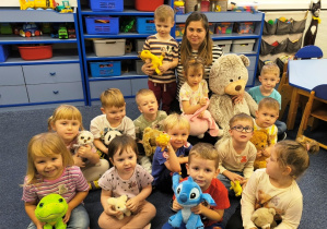 Wspólne zdjęcie dzieci z grupy I z misiami