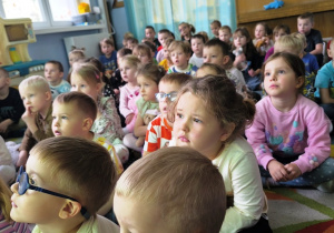 Dzieci oglądają film edukacyjny Dzień Pluszowego Misia