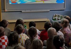 Dzieci oglądają film edukacyjny Dzień Pluszowego Misia