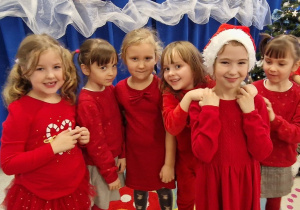 Wspólne zdjęcie dziewczynek z gr III