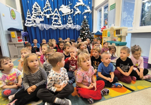 Dzieci siedzą na widowni