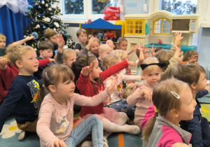 Dzieci naśladują ruch skrzydeł samolotu