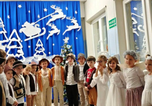 Chłopcy przebrani za pastuszków, a dziewczynki za aniołki