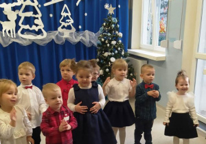 Dzieci z gr I śpiewają piosenkę