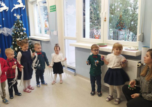 Dzieci z grupy I grają na instrumentach i poruszają wstążkami do muzyki