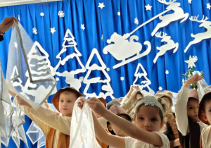 Dzieci z gr III tańczą z chustkami