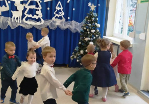 Dzieci z gr I tańczą do piosenki Siedem reniferów