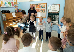 Dzieci śpiewają piosenkę