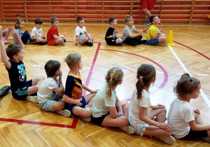 Dzieci siedzące w rzędach