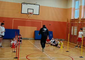 Slalom między pachołkami