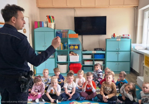 Dzieci z gr I i II słuchają informacji o bezpieczeństwie