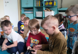 Oglądanie odznaki policyjnej