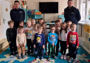 Wspólne zdjęcie z policjantami