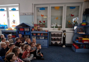 Dzieci oglądają prezentację multimedialną dotyczącą Dnia Bezpiecznego Internetu