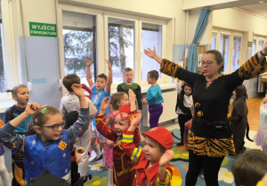 Zabawa taneczna na balu karnawałowym