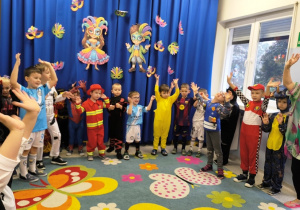 Zabawa taneczna na balu karnawałowym