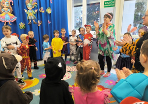 Zabawa taneczna na balu karnawałowym