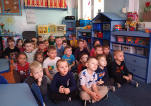 Dzieci oglądają film edukacyjny Karolek i numer alarmowy 112