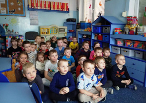 Dzieci oglądają film edukacyjny Karolek i numer alarmowy 112