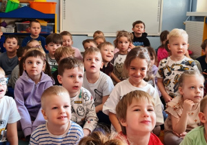 Dzieci słuchające koncertu muzycznego