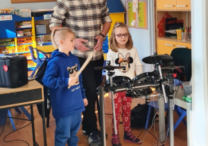 Dzieci grają na perkusji elektronicznej