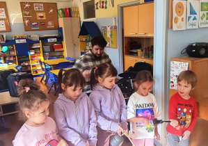 Dzieci grające na instrumentach