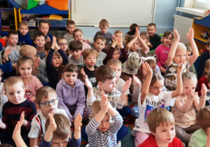 Dzieci klaszczące nad głowami w czasie koncertu