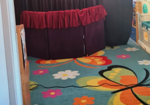 Scena teatralna, na której znajdują się lalki