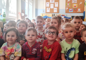 Dzieci oglądają przedstawienie teatralne